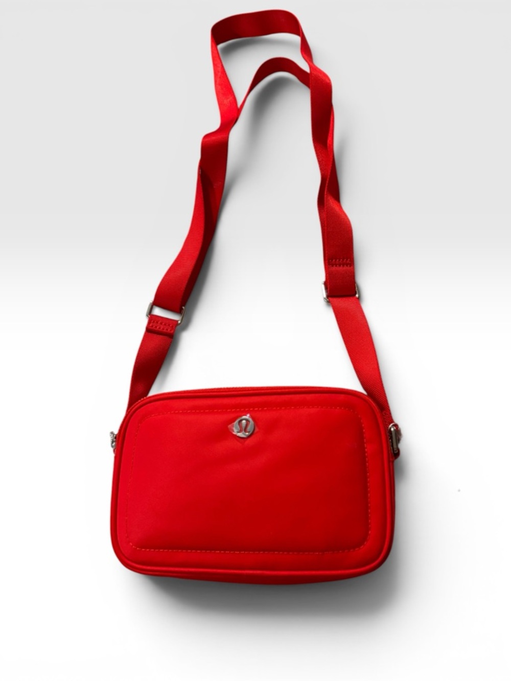 Lululemon Red Crossbody Camera Bag O/S Adjustable Strap NWT  Chic Everyday Bag - Picture 2 of 5